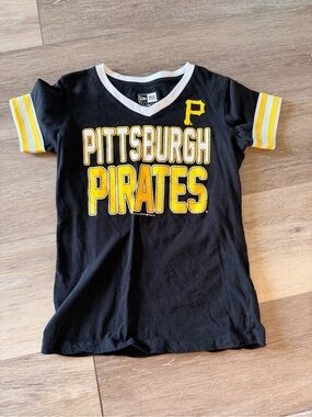 Girls New Era Pittsburgh Pirates V-Neck T-shirt - Size Large